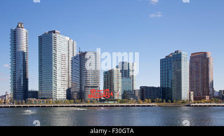 NEW YORK, NY, USA - 20. Oktober 2013: Apartment-Türme auf den East River in Long Island City, NY, USA am 20. Oktober 2013. Stockfoto