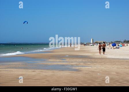 Touristen auf den weißen Sandstrand, El Palmar, Costa De La Luz entspannend; Provinz Cadiz, Andalusien, Spanien, Westeuropa. Stockfoto