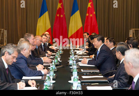 Vereinten Nationen, USA. 26. Sep 2015. Chinesischen Staatspräsidenten Xi Jinping trifft sich mit rumänischen Präsidenten Klaus Iohannis in New York, Vereinigte Staaten, 26. September 2015. © Huang Jingwen/Xinhua/Alamy Live-Nachrichten Stockfoto