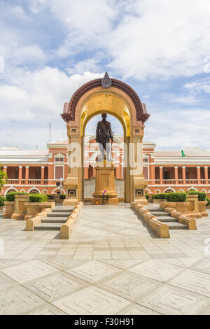 Statue des Phra Bat Somdet Phra Poramenthra Maha Mongkut Phra Chom Klao Chao Yu Hua, oder Rama IV, bekannt im englischsprachigen countr Stockfoto