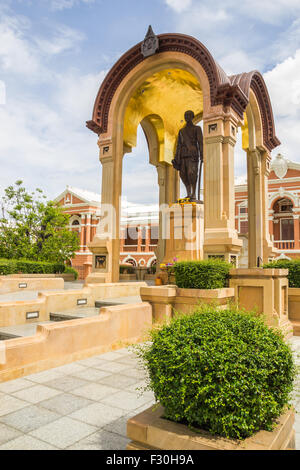 Statue des Phra Bat Somdet Phra Poramenthra Maha Mongkut Phra Chom Klao Chao Yu Hua, oder Rama IV, bekannt im englischsprachigen countr Stockfoto