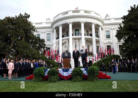 Washington DC, USA. 25. Sep 2015. US-Präsident Barack Obama und chinesischen Staatspräsidenten Xi Jinping stehen für die Nationalhymne während der Ankunft Zeremonie auf dem South Lawn des weißen Hauses 25. September 2015 in Washington, DC. Stockfoto