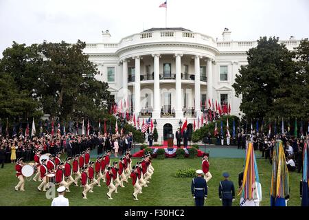 Washington DC, USA. 25. Sep 2015. US-Präsident Barack Obama und der chinesische Präsident Xi Jinping sehen die US-Armee alte Garde Fife und Drum Corps Parade während der Ankunft Zeremonie auf dem South Lawn des weißen Hauses 25. September 2015 in Washington, DC. Stockfoto