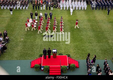 Washington DC, USA. 25. Sep 2015. US-Präsident Barack Obama und der chinesische Präsident Xi Jinping sehen die US-Armee alte Garde Fife und Drum Corps Parade während der Ankunft Zeremonie auf dem South Lawn des weißen Hauses 25. September 2015 in Washington, DC. Stockfoto