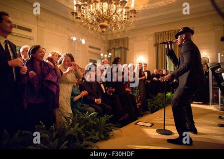 Washington DC, USA. 25. Sep 2015. US-Präsident Barack Obama und First Lady Michelle Obama, chinesischen Staatspräsidenten Xi Jinping Madame Peng Liyuan sehen Ne-Yo während der State Dinner im Weißen Haus 25. September 2015 in Washington, DC ausführen. Stockfoto
