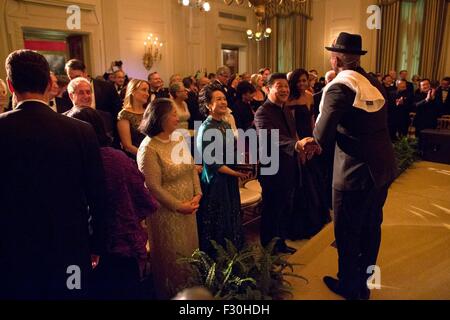 Washington DC, USA. 25. Sep 2015. Chinesischen Staatspräsidenten Xi Jinping und Madame Peng Liyuan vielen Sänger Ne-Yo, nach seinem Auftritt während der State Dinner im Weißen Haus 25. September 2015 in Washington, DC. Stockfoto