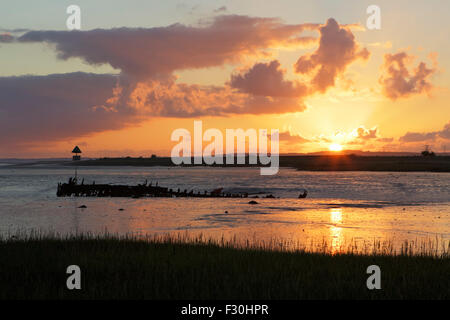 Creek Faversham, Kent, UK. 27. September 2015: UK Wetter. Sonnenaufgang über den Creek Faversham als der späten Septembersonne weiter Kredit: Alan Payton/Alamy Live News Stockfoto