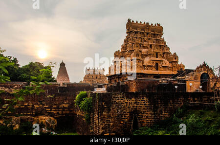 Brihadishvara Tempel, auch Rajarajesvaram oder Peruvudaiyār Kōvil genannt, ist ein Hindu-Tempel, der Shiva gewidmet ist, das in Südufer des Kaveri Flusses liegt Stockfoto