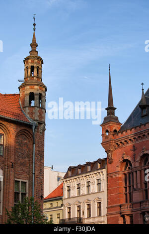 Ecktürmchen mit Turmspitzen des Rathaus und Artushof, historische Architektur in der alten Stadt von Torun, Polen. Stockfoto