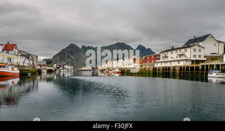 Henningsvær, Fischerdorf auf mehreren kleinen Inseln der Inselgruppe der Lofoten, Norwegen Stockfoto