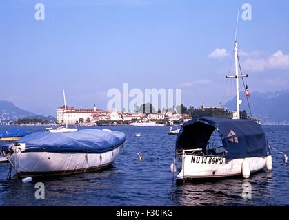 Blick auf die Isola Bella Insel gesehen von Stresa mit Booten im Vordergrund, Lago Maggiore, Piemont, Italien, Europa Stockfoto