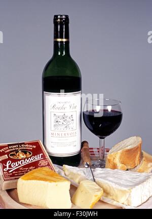 Französische Minervois Rotwein mit einer Auswahl an französischen Käse und knusprigem Brot, Frankreich. Stockfoto