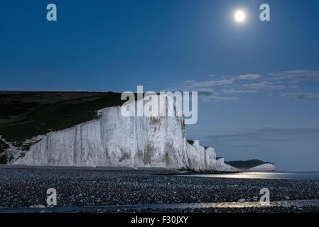 Ein Supermoon steigt über die sieben Schwestern in Sussex, Teil des South Downs National Park im Vereinigten Königreich Stockfoto