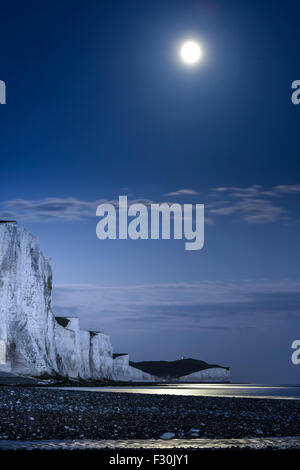 Ein Supermoon steigt über die sieben Schwestern in Sussex, Teil des South Downs National Park im Vereinigten Königreich Stockfoto