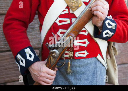 Oldtimer-Waffen in Liverpool, Großbritannien. September 2015. Bruce Goodridge, St. Annes, mit Brown Bess Muskete bei der Schlacht von Waterloo Re-Enenactment und Gedenkfeiern zum 200. Jahrestag. Die Township feierte die zweihundertjährige Schlacht mit authentischen Schauspielern, bewaffnet mit Waffen und Munition, und gekleideten Uniformen der Zeit, die nachahmen, wie die Schlacht ausging. An der Veranstaltung im „Potter’s Barn Park“ nahmen Hunderte von Einheimischen Teil, um die Schlacht zu sehen, nach der die Stadt benannt wurde. Stockfoto