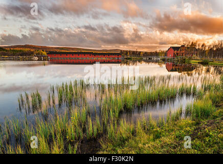 Kultige Holzbrücke am Narsjoen See in Hedmark Grafschaft, Norwegen bei Sonnenuntergang