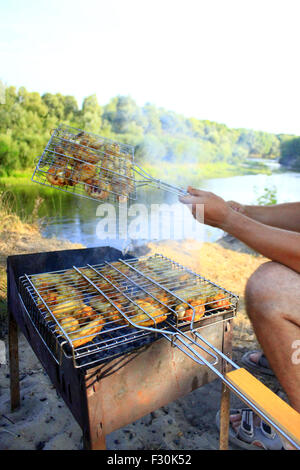 appetitlich Grill von Henne Fleisch kochen in der Natur Stockfoto