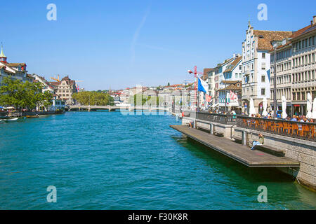 Stadt Zürich und Limmat Quay im Sommer Stockfoto
