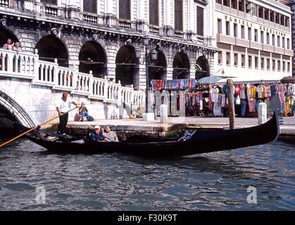 Touristen, die eine Gondel Fahrt entlang des Canal Grande Rialto Bridge, Venedig, Veneto, Italien, Europa. Stockfoto