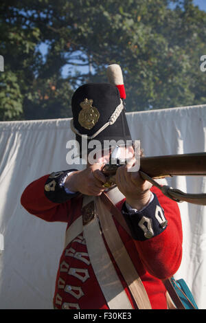 Crosby, Liverpool, Merseyside. UK 26. September 2015. Schlacht von Waterloo Reenactment und Gedenkfeiern zum 200. Jahrestag. Die Gemeinde feierte Schlacht der Zweihundertjahrfeier mit authentischen Schauspielern, bewaffnet mit Gewehren und Munition und gekleidet Uniformen der Periode, Re-enacting die Schlacht wie entfaltet.  Die Veranstaltung in "Potters Scheune Park" nahmen Hunderte von Einheimischen, die Schlacht zu sehen, nach der die Stadt benannt wurde. Der Gebäude einschließlich der Grad II aufgeführten Töpfer Scheune-Park-Gebäude, befinden sich Nachbildungen von denen in Waterloo, Belgien.  Bildnachweis: Cernan Elias/Alamy Live-Nachrichten Stockfoto