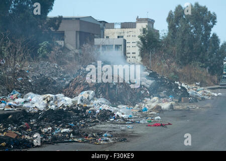 Beirut, Libanon; 27. September 2015.  Trotz der libanesischen Regierung versprach, Entsorgung wieder aufzunehmen bleiben jede Menge Müll Fäulnis in der Sommerhitze nicht abgeholte und Fäulnis in der Hitze des Sommers Libanon Abfallkrise die weitverbreitete Proteste ausgelöst hat weiter Stockfoto