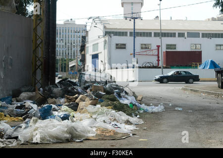 Beirut, Libanon; 27. September 2015.  Trotz der libanesischen Regierung versprach, Entsorgung wieder aufzunehmen bleiben jede Menge Müll Fäulnis in der Sommerhitze nicht abgeholte und Fäulnis in der Hitze des Sommers Libanon Abfallkrise die weitverbreitete Proteste ausgelöst hat weiter Stockfoto