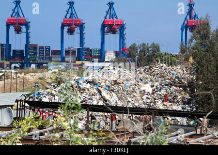 Beirut, Libanon; 27. September 2015.  Trotz der libanesischen Regierung versprach, Entsorgung wieder aufzunehmen bleiben jede Menge Müll Fäulnis in der Sommerhitze nicht abgeholte und Fäulnis in der Hitze des Sommers Libanon Abfallkrise die weitverbreitete Proteste ausgelöst hat weiter Stockfoto