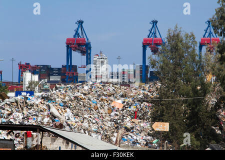 Beirut, Libanon; 27. September 2015.  Trotz der libanesischen Regierung versprach, Entsorgung wieder aufzunehmen bleiben jede Menge Müll Fäulnis in der Sommerhitze nicht abgeholte und Fäulnis in der Hitze des Sommers Libanon Abfallkrise die weitverbreitete Proteste ausgelöst hat weiter Stockfoto