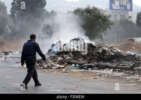 Beirut, Libanon; 27. September 2015.  Trotz der libanesischen Regierung versprach, Entsorgung wieder aufzunehmen bleiben jede Menge Müll Fäulnis in der Sommerhitze nicht abgeholte und Fäulnis in der Hitze des Sommers Libanon Abfallkrise die weitverbreitete Proteste ausgelöst hat weiter Stockfoto