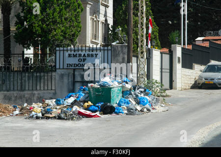 Beirut, Libanon; 27. September 2015.  Trotz der libanesischen Regierung versprach, Entsorgung wieder aufzunehmen bleiben jede Menge Müll Fäulnis in der Sommerhitze nicht abgeholte und Fäulnis in der Hitze des Sommers Libanon Abfallkrise die weitverbreitete Proteste ausgelöst hat weiter Stockfoto