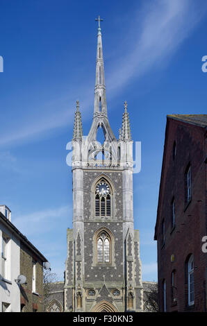 Faversham, Kirche der Hl. Maria von Nächstenliebe, Kent. Turm und Kirchturm Stockfoto