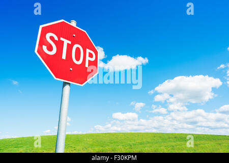 Stop-Schild gegen blauen Himmel Stockfoto