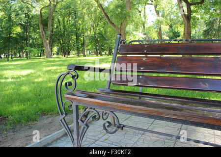 dekorative Bank im schönen Park mit vielen grünen Bäumen Stockfoto