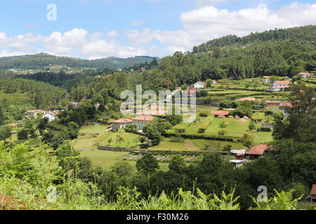 Blick auf Häuser auf dem Lande in Paredes de Coura in Region Norte, Portugal Stockfoto