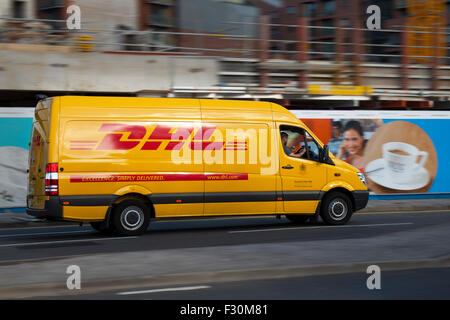 DHL Lieferung Fahrzeug, Autos Seitenansicht Straße blur auf der Faser, Liverpool, Merseyside, UK. Stockfoto