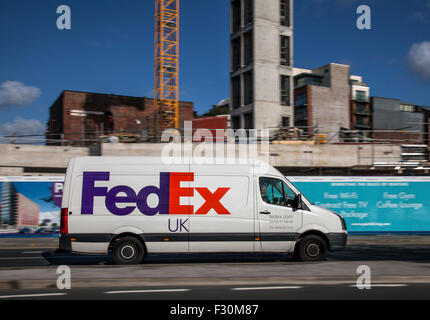 Seitenansicht des multinationalen Zustellservice-Fahrzeugs von FedEx Express American, das am Strand liefert. Die Autobahnen von Liverpool, Merseyside, Großbritannien. Stockfoto