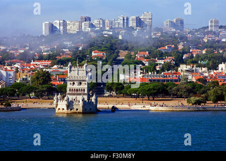 Turm von Belem (Torre de Belem) ist ein Wehrturm in Lissabon am Ufer des Flusses Tejo. Stockfoto