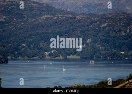 Lake Windermere, Cumbria, UK. 27. Sep, 2015. UK Wetter sonniger Morgen mit der Passnger-Dampfer der Teal (gebaut 1938), der seinen Weg von Ambleside, Bowness mit Loughriigg & Ullscarff über Lake Windermere © Lake Windermere Gordon Shoosmith Fjälls/Alamy Live News Credit: Gordon Shoosmith/Alamy Live News Stockfoto