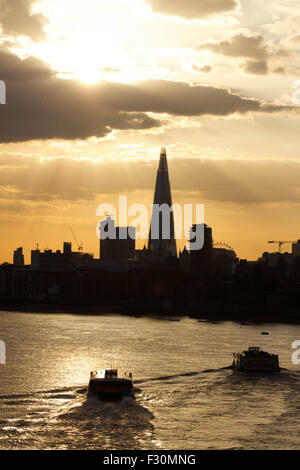 London, UK.  26. September 2015. Zwei Clippers und Tourist Kreuzfahrt Boot Pass alle nehmen im Blick auf einen Sonnenuntergang auf der Themse in Wapping. Bildnachweis: Glenn Sontag / Alamy Live News Stockfoto