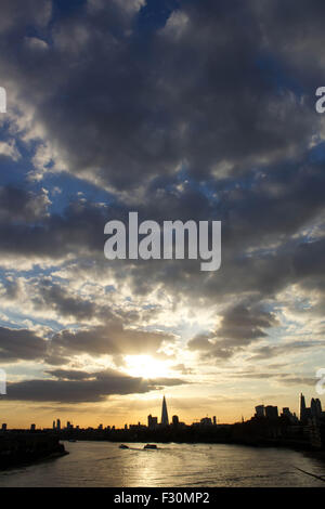 London, UK.  26. September 2015. Zwei Clippers und Tourist Kreuzfahrt Boot Pass alle nehmen im Blick auf einen Sonnenuntergang auf der Themse in Wapping. Bildnachweis: Glenn Sontag / Alamy Live News Stockfoto