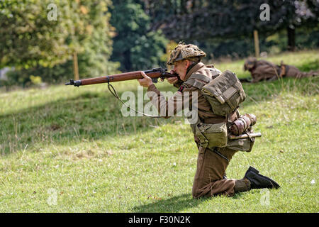 "2. Weltkrieg Living History Association" 1. Bataillon der Royal Hampshire Regiment Soldaten & Lee-Enfield Nr. 4 Mk ich Gewehr Stockfoto