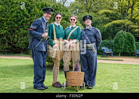 Lebenden Historikern als uniformierte RAF Polizei aus der Zeit der 1940er Jahre gemeinsam mit Mitgliedern der Womens Landheer in authentischen Kleid Stockfoto