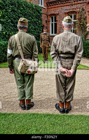 "Vergangenheit" Historiker (Mitte) schildert eine WW2 britische militärische Padre mit Home Guard Mitgliedern (im Vordergrund) der zivilen Verteidiger Stockfoto