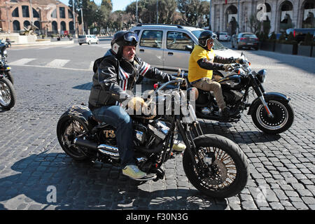 Motorradparade zum Internationalen Frauentag vom Harley-Davidson Club in Rom, Italien. Viele Fahrräder mit Mimosa geschmückt. Stockfoto