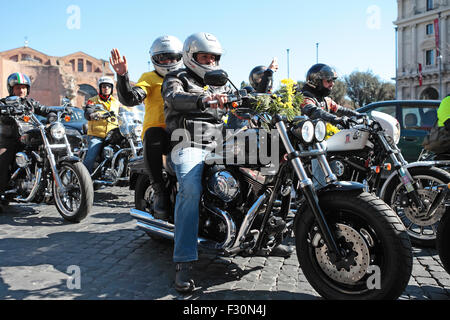 Motorradparade zum Internationalen Frauentag vom Harley-Davidson Club in Rom, Italien. Viele Fahrräder mit Mimosa geschmückt. Stockfoto