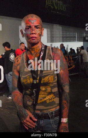 Manila, Philippinen. 25. Sep 2015. Eine Frau voller Tattoo-Design auf ihrem Körper stellte bereitwillig für Bild einige Presse-Fotografen auf der Convention. Ein Fest der Kunst und Tinte. Dutdutan ist derzeit der landesweit größten und prächtigsten jährliche Tätowierung Ausstellung auf den Philippinen. © Josefiel Rivera/Pacific Press/Alamy Live-Nachrichten Stockfoto