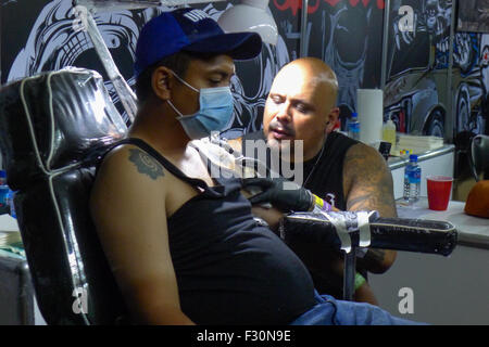 Manila, Philippinen. 25. Sep 2015. Ein Tattoo-Künstler beschäftigt Tätowierung seines Mandanten während des DUTDUTAN-Kongresses. Ein Fest der Kunst und Tinte. Dutdutan ist derzeit der landesweit größten und prächtigsten jährliche Tätowierung Ausstellung auf den Philippinen. © Josefiel Rivera/Pacific Press/Alamy Live-Nachrichten Stockfoto