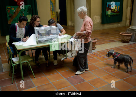 Barcelona, Spanien. 27. Sep, 2015. Eine Frau wirft seine Stimme in einem Wahllokal in Barcelona am 27. September 2015, Spanien. Die Ergebnisse der Abstimmung für den katalanischen Parlamentswahlen an diesem Sonntag könnte nach Katalonien zu einem Prozess der Unabhängigkeit führen. Bildnachweis: Jordi Boixareu/Alamy Live-Nachrichten Stockfoto