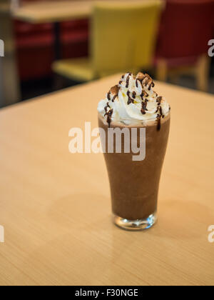 Leckere Schoko Frappe mit Schlagsahne auf Tisch Stockfoto