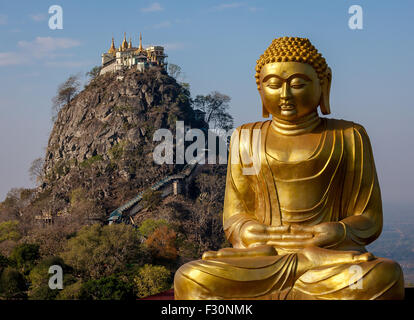 Mount Popa mit einem buddhistischen Pagoden auf dem Gipfel Stockfoto